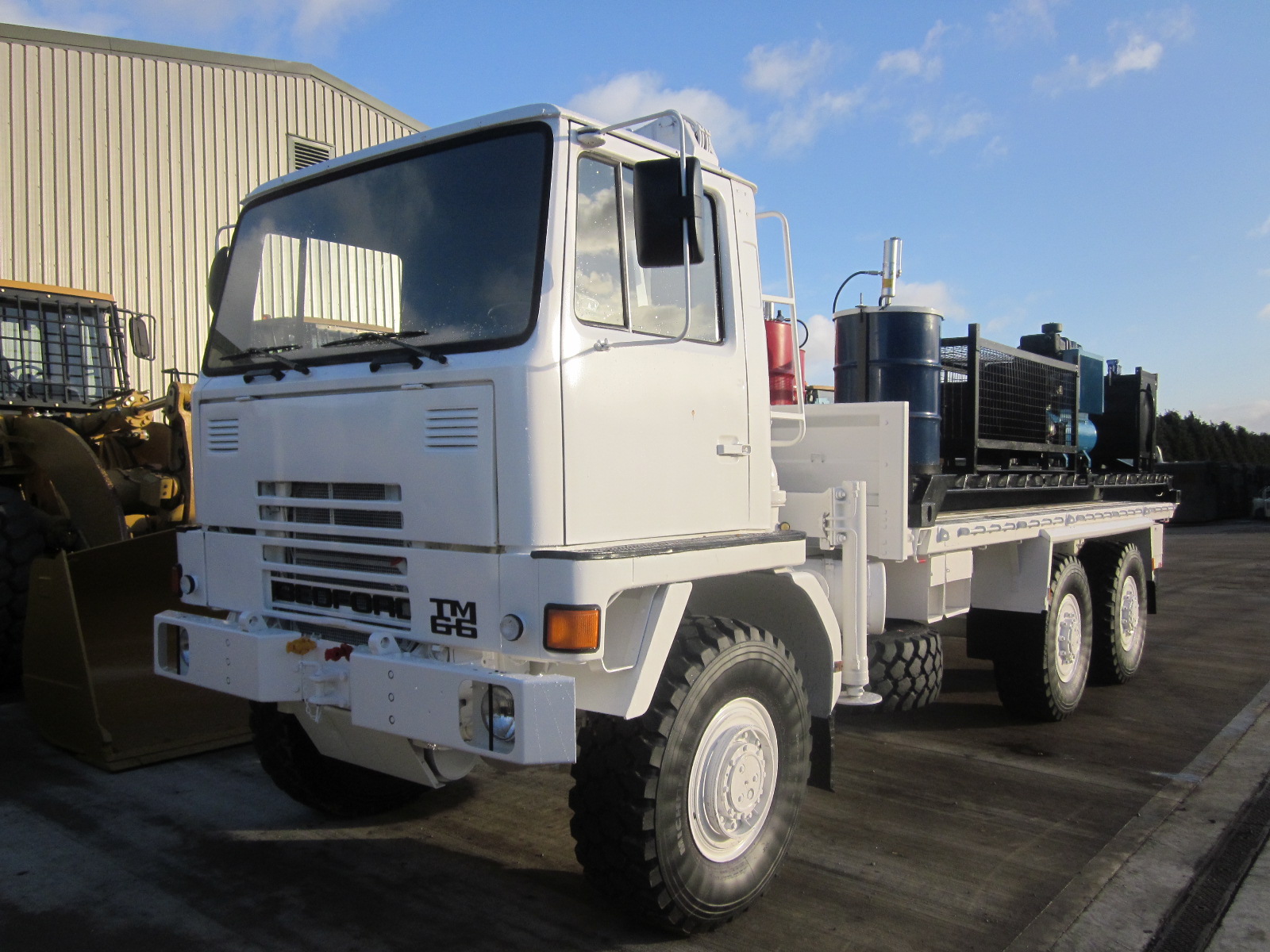 Ex Military - 33035 – Bedford TM 6×6 service truck with de mountable body